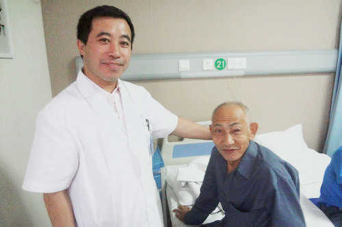 眼前突现黑发 7旬老人以为“鬼上身”