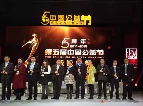 告别，2016!看见,2017!重庆普瑞眼科医院，明天有您更美好!