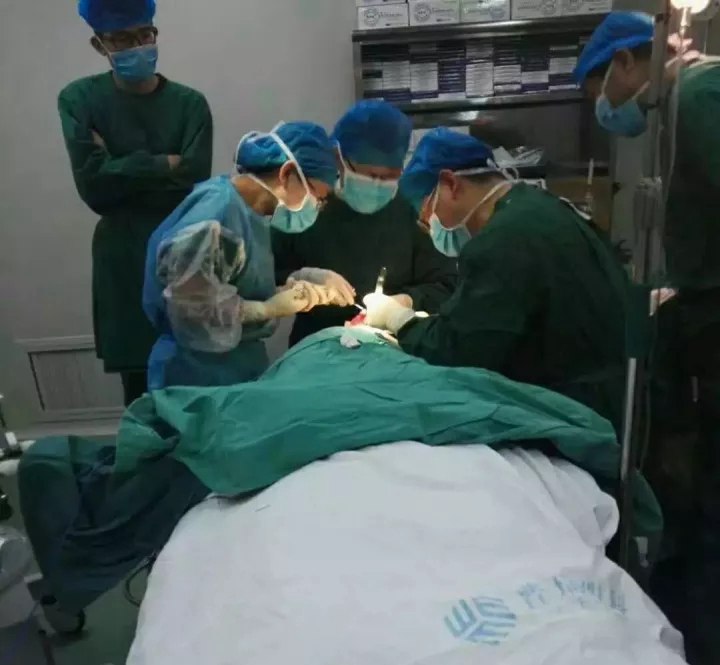 重庆普瑞眼科医院完成首例眼眶肿瘤取出术