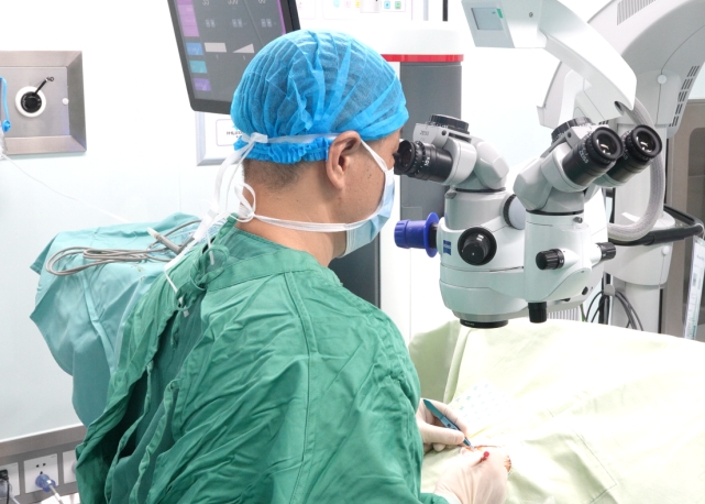重庆普瑞引进德国蔡司LUMERA700手术显微镜 开启白内障手术“