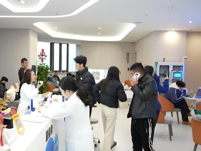 普瑞眼科第十届近视手术节热潮来袭，  重庆青年摘镜迎清晰