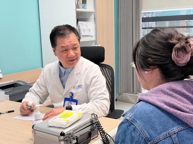 视力模糊、重影、眩光?白内障常见症状揭秘 重庆普瑞专家